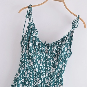 Robe d'été vintage à fleurs avec volants et bretelles nouées en vert foncé