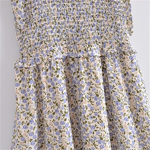Vue détaillée d'une robe fleurie avec smocks élastiques et volants délicats