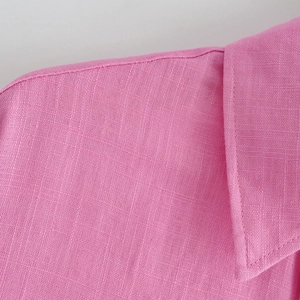 Makroaufnahme der rosa Leinenmischung und der feinen Nähte an diesem lässigen Damenhemd