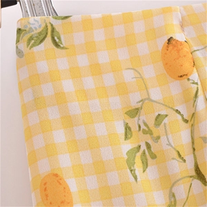 Dettaglio del tessuto a quadretti vintage con stampa floreale di limoni e foglie
