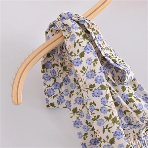 Détail des bretelles à fleurs et de la texture du tissu d'une robe d'été française