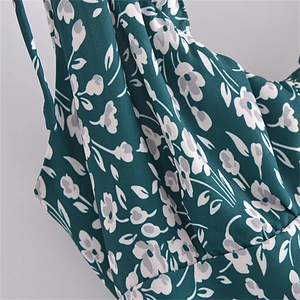 Robe à fleurs vert foncé avec volants, fines bretelles et détails de décolleté plissé