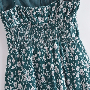 Vue détaillée de la taille smockée et du zip invisible de la robe à fleurs