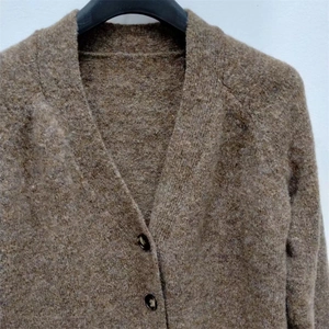 Cardigan en maille pour femme à col en V en taupe chiné avec boutons marron foncé