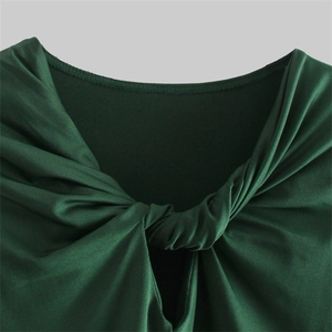 Body moulant vert foncé à col en V avec détail de nœud torsadé et texture en maille satinée