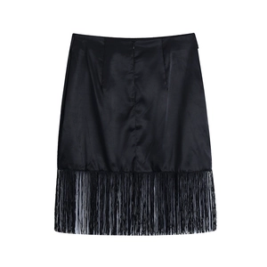 Détail de la jupe noire en satin avec fermeture éclair invisible et ourlet à franges
