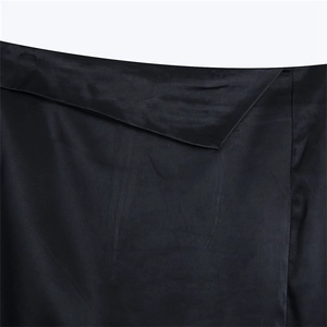 Jupe longue élégante en satin noir à taille haute avec finition brillante et franges sur le côté