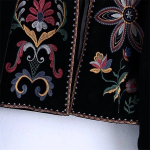 Cárdigan de terciopelo negro para mujer con bordado floral y motivos étnicos únicos