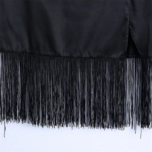 Jupe longue en satin noir élégante avec ourlet à franges et fente latérale