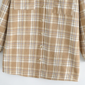 Vista detallada de la textura de franela y bolsillos en el pecho de esta camisa caqui