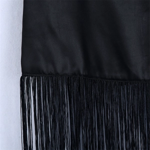 Jupe élégante en satin noir à taille haute avec longues franges et silhouette fluide
