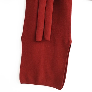 Dunkelrotes geripptes Strickkleid mit schmaler Taille und seitlichem Schlitz-Detail