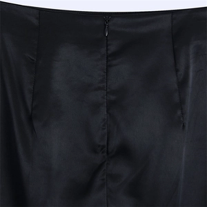 Détail de la taille d'une jupe en satin noir avec fermeture éclair invisible et coutures