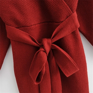 Rotes figurbetontes Strickkleid für Damen mit Taillengürtel und elegantem Schlitz Detail