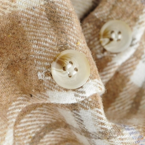 Camisa de cuadros caqui para mujer corte holgado con botones beige y tela gruesa