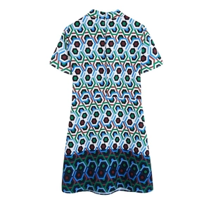 Robe courte cintrée pour femme avec imprimé géométrique et col montant vue de dos