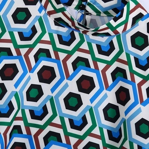 Robe ajustée à col montant avec motifs hexagonaux géométriques et boutons au dos