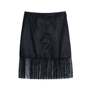Jupe mi-longue élégante en satin noir à taille haute avec franges longues et zip