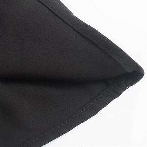 Dettaglio del tessuto della camicia nera con cuciture di qualità e trama fine