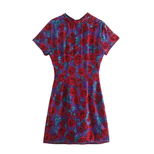 Mini robe à fleurs avec col montant et manches courtes à imprimé roses rouges et violet