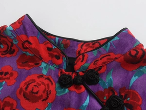 Détail du col montant avec imprimé floral et bouton chinois traditionnel de couleur noire