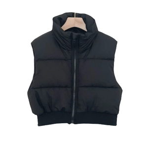 Vue détaillée du gilet matelassé noir pour femme avec col montant et ourlet côtelé