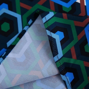 Robe à manches courtes avec imprimé géométrique bleu et coutures de précision détaillées