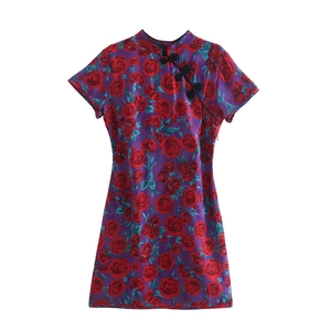 Robe courte violette à fleurs rouges, col montant et manches courtes, coupe ajustée