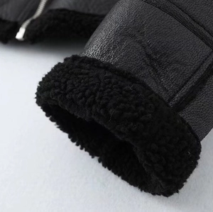 Detailansicht der Ärmelbündchen einer schwarzen Lederjacke mit warmem Lammfellfutter
