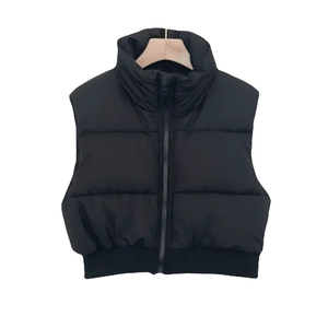 Gilet matelassé noir pour femme avec col montant, coupe ajustée et ourlet côtelé