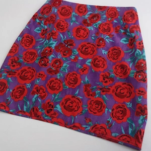 Mini-jupe trapèze à motif de roses rouges sur fond violet au style vintage