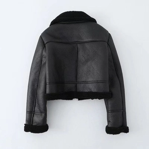Damen-Fliegerjacke aus schwarzem Kunstleder mit Lammfellbesatz, Rückansicht Design
