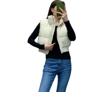 Gilet matelassé court blanc cassé avec col montant et fermeture éclair pour femmes