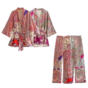 Ensemble deux pièces pour femme avec haut cache-cœur kimono et pantalon large paisley