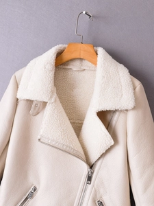 Detailaufnahme des flauschigen Lammfellfutters und Metallreißverschlusses der Jacke