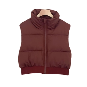 Gilet matelassé bordeaux pour femme avec col montant et ourlet côtelé ajusté