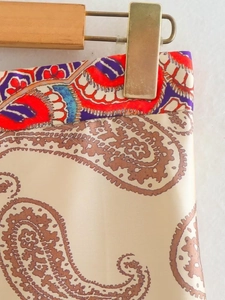 Détail du pantalon en satin à taille haute avec motif paisley et imprimé multicolore