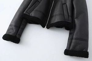 Minimalistische schwarze Damen-Lederjacke mit Shearling-Futter und silbernem Reißverschluss