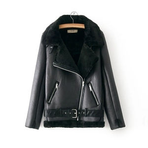 Detail einer schwarzen Lammfell-Bikerjacke mit Reverskragen und Kunstfell-Besatz am Saum