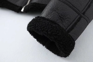 Damenjacke aus Kunstleder mit schwarzem Sherpa-Futter und strukturierter Oberfläche