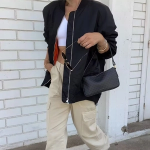 Bombardier noir oversize pour femme avec doublure orange et pantalon cargo