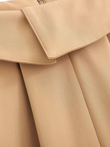 Makroaufnahme von khakifarbenem Twill-Stoff mit feinen Nähten und Plissee-Design