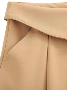 Detailaufnahme von khakifarbenem Twill-Rock mit Umschlagbund und feiner Seitentaschennaht