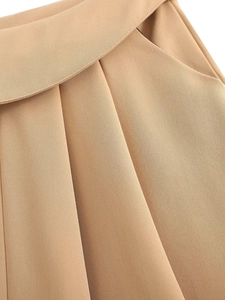 Detailansicht eines khakifarbenen Faltenrocks mit Y2K-Taillenfalte und Twill-Gewebe