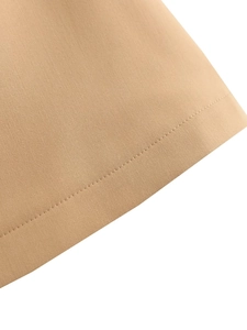 Detailaufnahme von khakifarbenem Twill-Stoff und hochwertiger einnadeliger Saumverarbeitung
