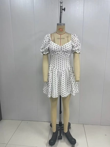 Detail von Herzausschnitt und Puffärmeln an einem weißen gepunkteten Chiffonkleid
