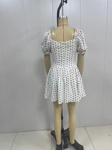 Detail des versteckten Rückenreißverschlusses am weißen gepunkteten Kleid mit Puffärmeln