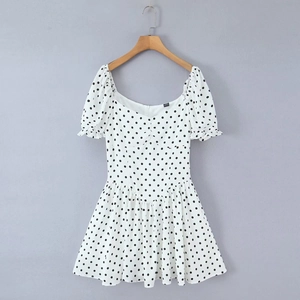 Detail von quadratischem Ausschnitt und Puffärmeln am weißen Polka-Dot-Kleid