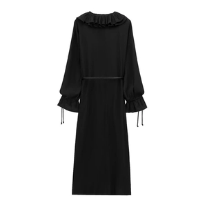 Vue détaillée du col à volants et des poignets à cordon de cette robe noire élégante