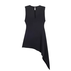 Détail d'un haut noir sans manches avec ourlet asymétrique et dos boutonné en goutte